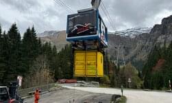 At the base station, the gondola picks up a container for under-load transport. The operator controls the process by radio control.