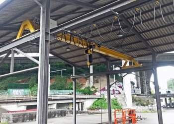 Overhead travelling crane with electric chain hoist in external warehouse