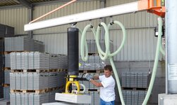 Lifting stone slabs with vacuum handling device