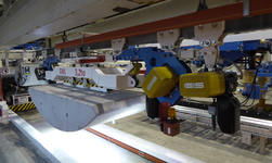 Crane system with synchronous electric chain hoists for transporting goods in narrow tunnel systems