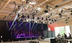 For a concert, cross beams with spotlights are attached to the front longitudinal trusses of the GIS rigging system.