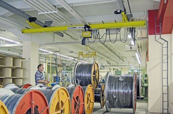 Transport of cable reels with travelling crane