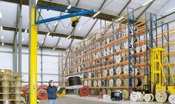 Slewing pillar crane with electric chain hoist for transport of bobbins
