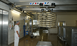 Overhead travelling crane with intermediate structure in cheese production