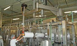 Articulated slewing crane and electric chain hoist rust-resistant in food industry