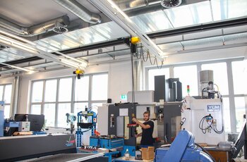 GISKB crane system with electric chain hoist for machine feeding