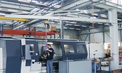 Pillar-mounted slewing crane with electric chain hoist GP for machine loading