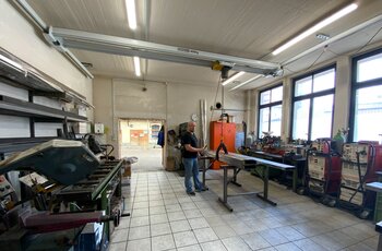 Light crane system with electric chain hoist in mechanical workshop