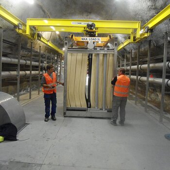 Overhead travelling crane height optimised Crane system for transport in narrow tunnel system
