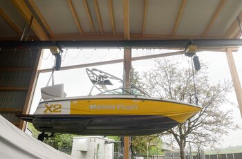 Synchronous electric chain hoists lift and transport boat 