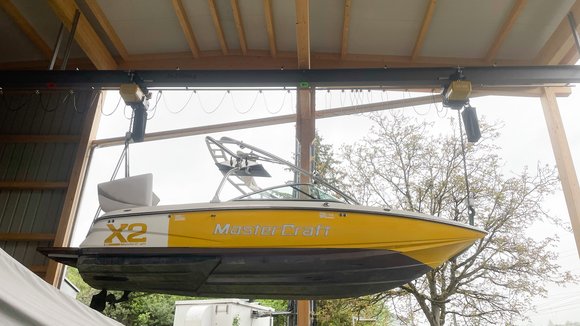 Synchronous electric chain hoists lift and transport boat 