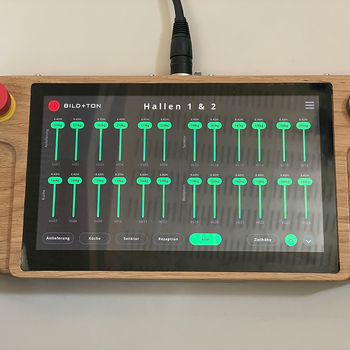 Touch Controller The rigger issues all commands via the customized touch controller