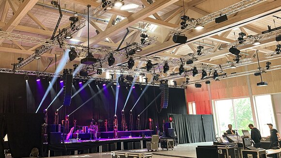 GIS Rigging system at concert For a concert, cross beams with spotlights are attached to the front longitudinal trusses of the GIS rigging system.