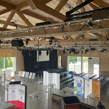 GIS Rigging System at exhibition For an exhibition, the rigging system is equipped with speakers and spotlights.