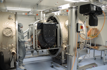 Mobile crane is used in clean room for careful transport