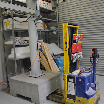Slewing crane for changing work location
