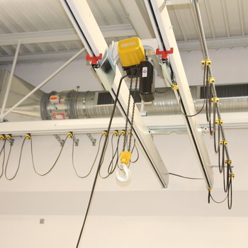 Chain hoist is optimally integrated into the crane and offers maximum lifting height