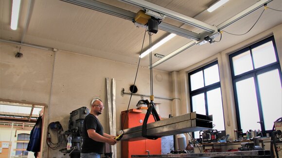 Crane system with electric chain hoist for the transport of metal beams