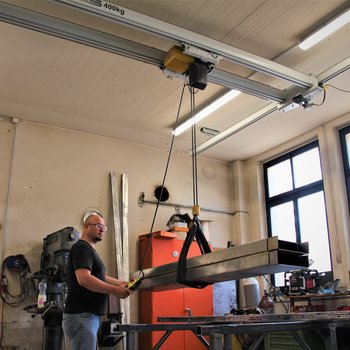 Crane system with electric chain hoist for the transport of metal beams