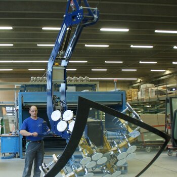 GIS vacuum lifter for curved glass panes Crane system with vacuum lifter for transport of glass panel