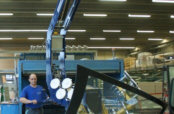 Crane system with vacuum lifter for transport of glass panel