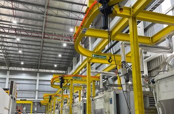 Free-standing auxiliary construction with crane tracks
