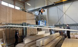 Vacuum handling system with slewing crane The vacuum handling system, including wall-mounted slewing crane and electric chain hoist, is used to transport panels around the Striebig panel saw.