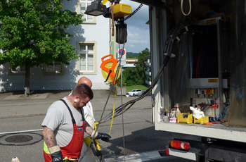 Single-phase chain hoist in truck for sewer cleaning