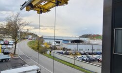 With the help of the extendable crane girder, goods can be transported from outside the building to the production level.