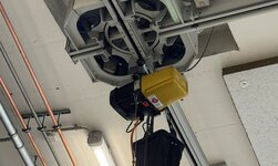 In the turntable, the hoists of the monorail perform a 90° change of direction on-site when needed.