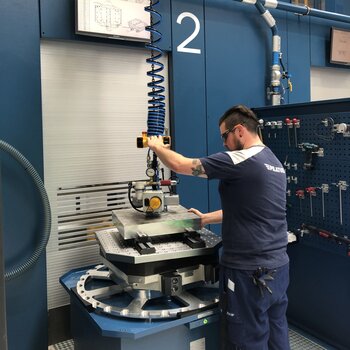 Loading of machine by means of vacuum handling system