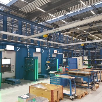 Crane system with electric chain hoist and vacuum lifter