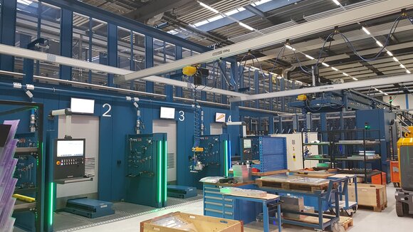 Crane system with electric chain hoist and vacuum lifter