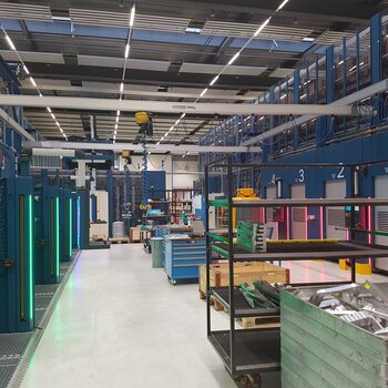 Crane system with electric chain hoist and vacuum lifter