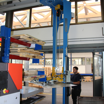 Shelf storage operation unit for panel transport A sheet metal plate is lifted out of the rack with the crane system