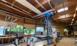 A GIS crane system with storage and retrieval unit ensures that the wooden boards are quickly and effortlessly transferred from the cantilever rack to the work table of the machine