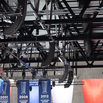 The modern rigging system in the Swiss Life Arena consists of 6 trusses that are distributed above the ice surface and are each held by 5 LP1600 electric chain hoists.