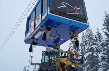 Transport of construction machinery A construction machine is transported in the snow.