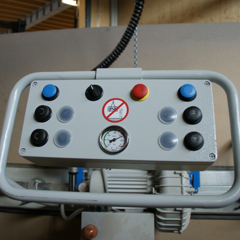 With the two-hand operation of the GIS vacuum lifter, all movements can be controlled