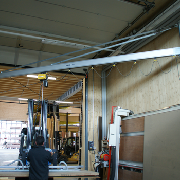 The GIS handling system integrated into the confined space, consisting of aluminium wall-mounted slewing crane, with electric chain hoist and new vacuum lifting device