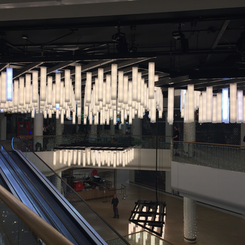Thanks to the electric chain hoists, the sections with the luminaires can be controlled and lowered individually