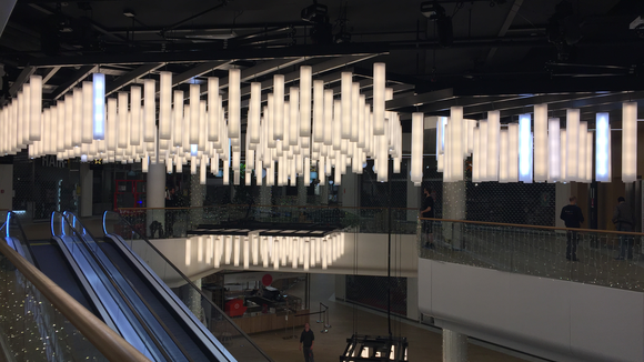 Thanks to the electric chain hoists, the sections with the luminaires can be controlled and lowered individually