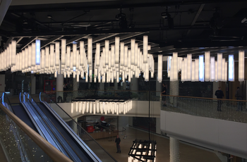 Raising and lowering the lighting Thanks to the electric chain hoists, the sections with the luminaires can be controlled and lowered individually