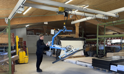 For the manufacture of door elements, Märki AG Innenausbau uses a new GIS vacuum turning device in combination with a GISKB crane system that is optimally integrated into the factory building.