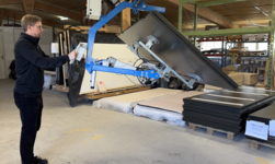 Vacuum handling system with turning function With the help of the vacuum handling system, a single person can position workpieces for the next step in the process and, if necessary, rotate them by up to 180°.