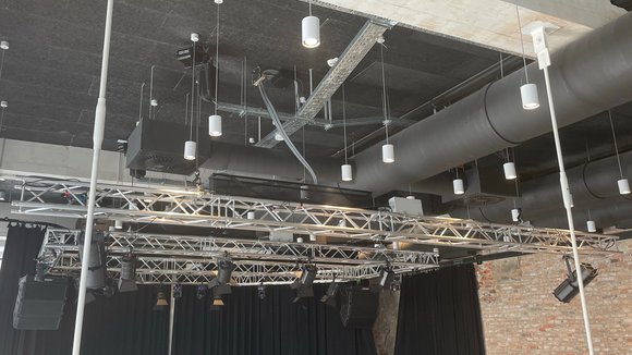 GIS motors hold a stage system for light installations and theatre curtains