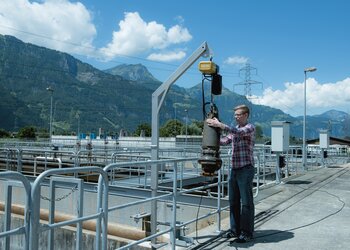 electric chain hoist for outdoor use in sewage treatment plant