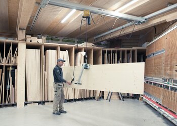 Electric chain hoist with sheet material grab to lift wood plates