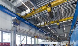Travelling crane with 2 synchronous electric chain hoists and radio control