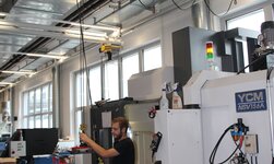 Light crane system with electric chain hoist for equipping machines